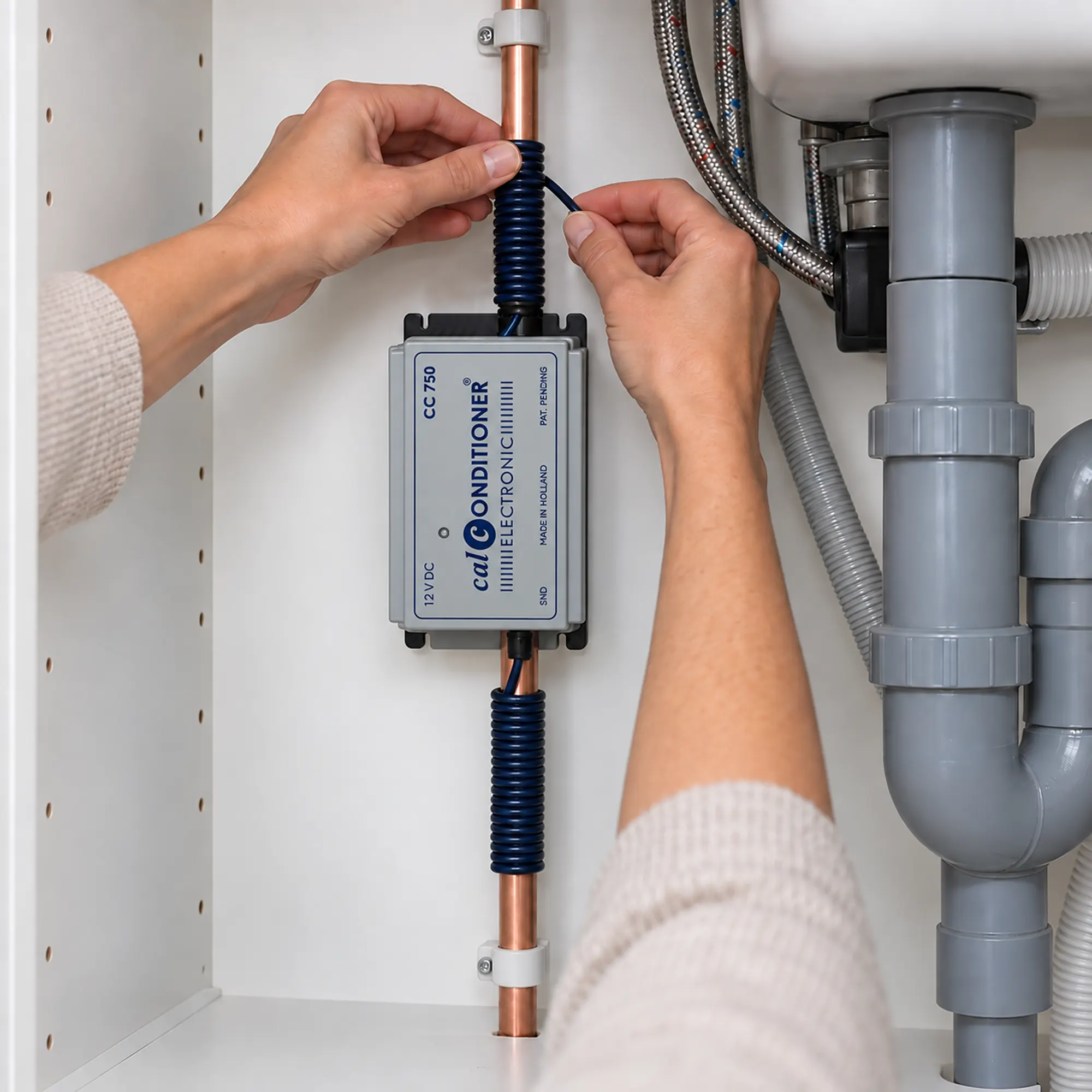 Blauwe spoelkabel van de Calconditioner om een waterleiding wikkelen