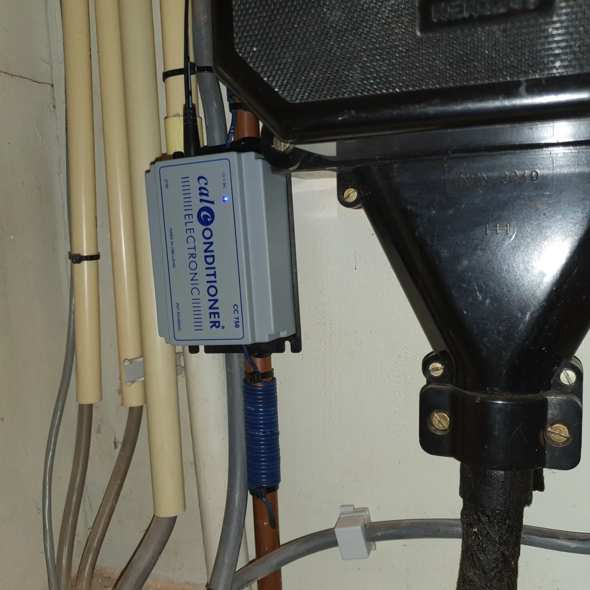 Calconditioner CC750 aangesloten op een koperen waterleiding