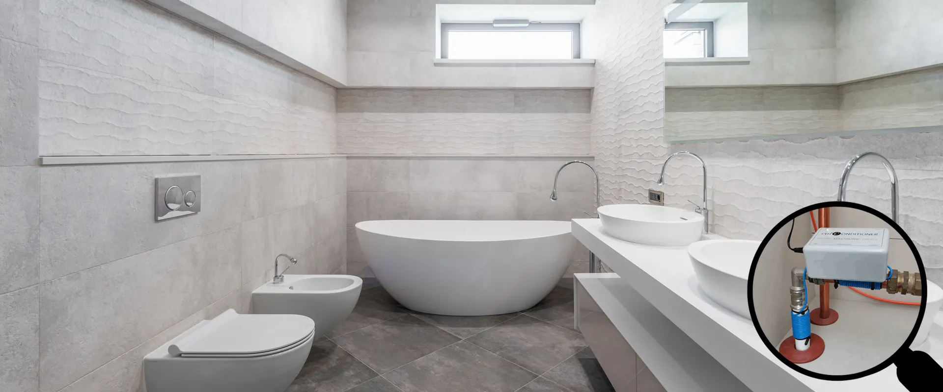 Moderne lichte badkamer met vrijstaand bad en glanzende chromen kranen zonder kalkaanslag, met Calconditioner inzet.