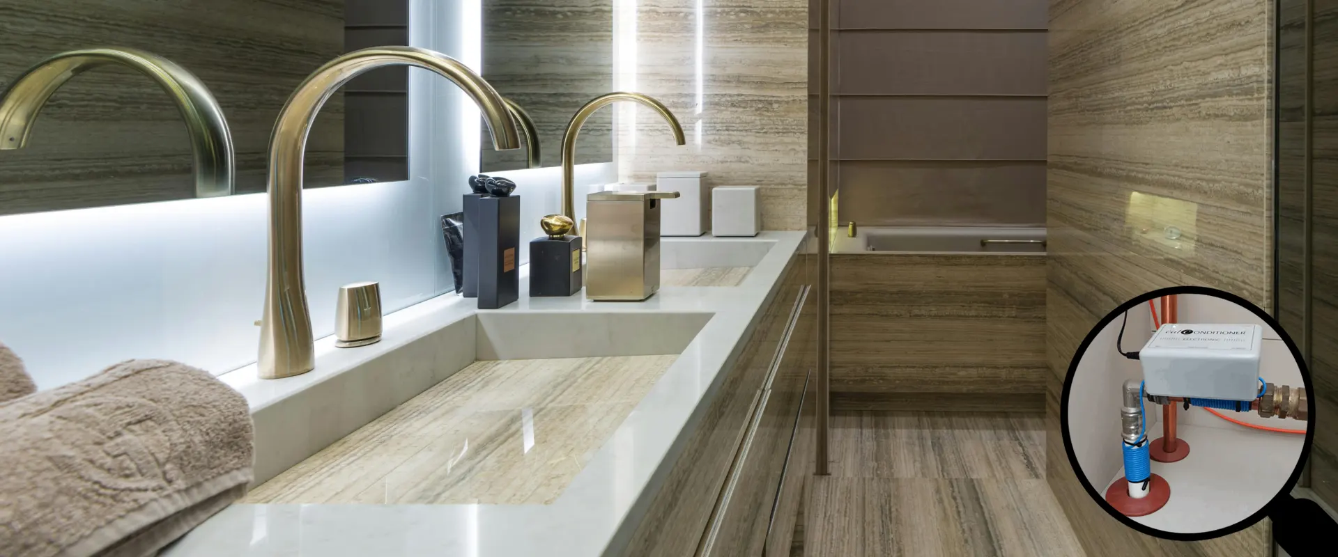 Gelukkig stel in een moderne schone keuken met kalkvrij water