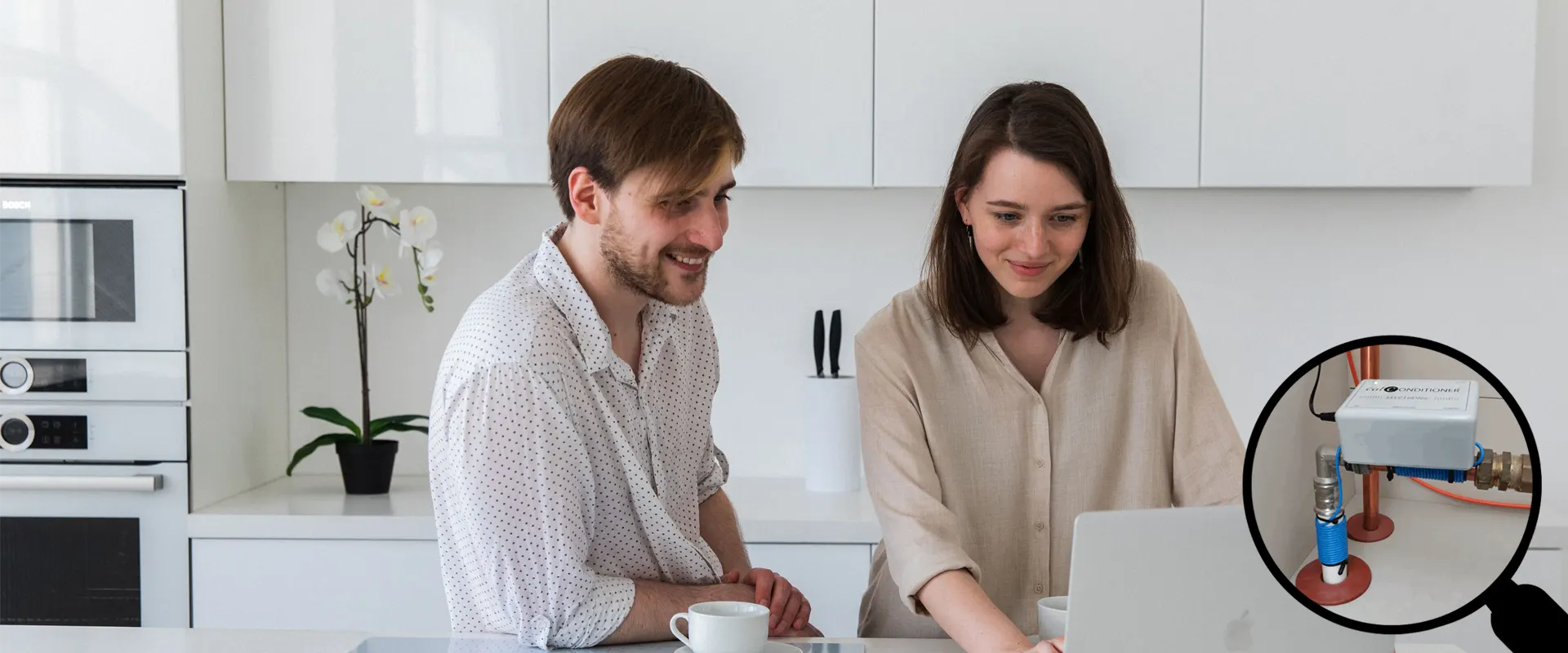 Stel vergelijkt de prijzen en kosten van waterontharders op een laptop in een moderne keuken