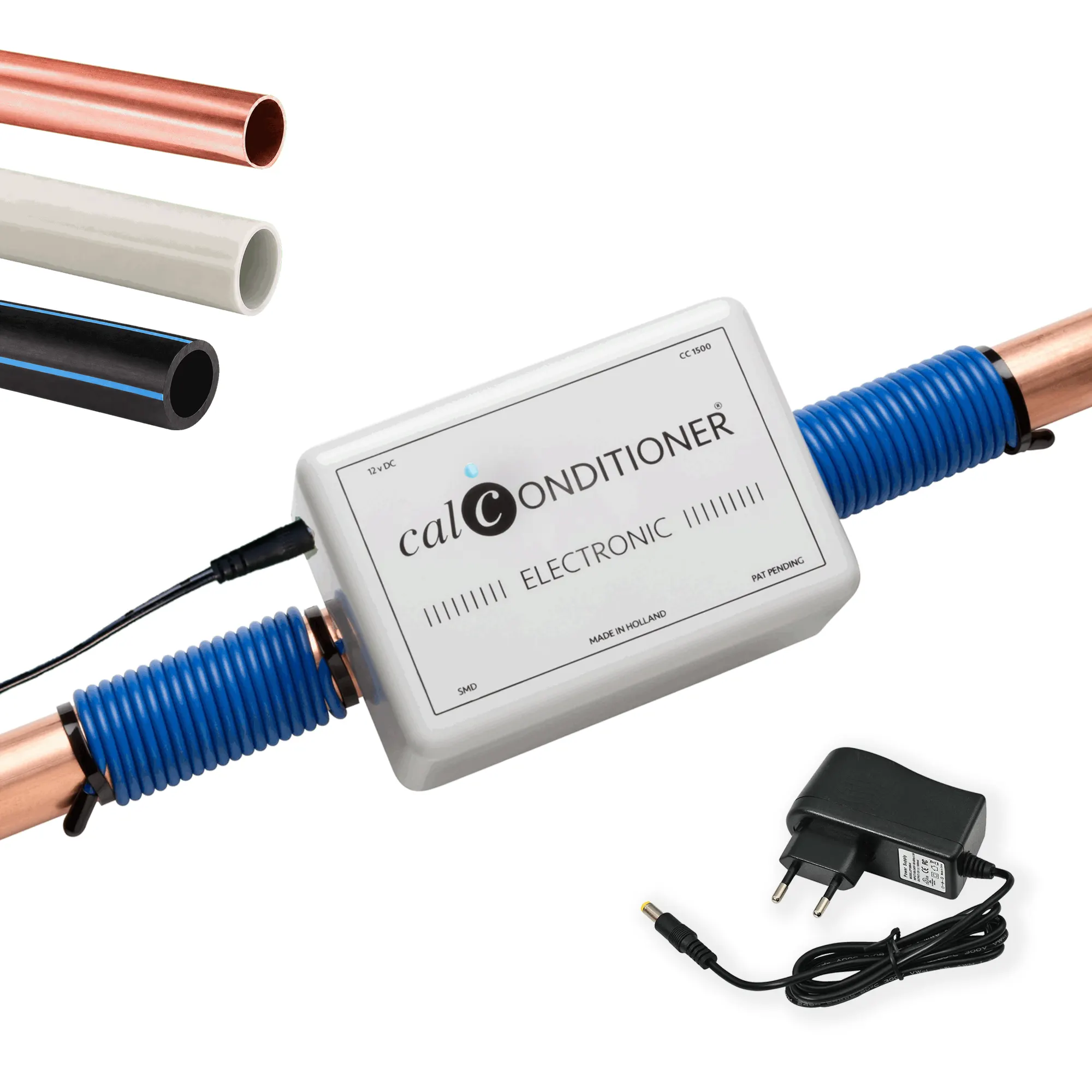 Elektronische ontkalker Calconditioner CC1500 gemonteerd op een koperen leiding met bevestigingsspoelen en netadapter.