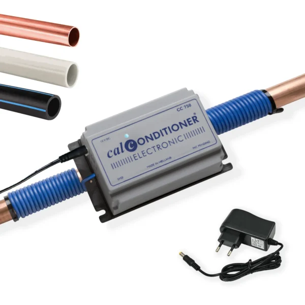 Elektronische ontkalker Calconditioner CC750 gemonteerd op een koperen leiding met bevestigingsspoelen en netadapter.