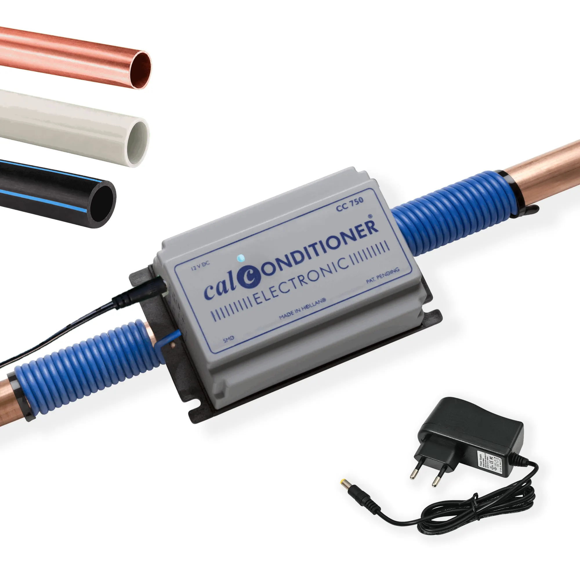 Elektronische ontkalker Calconditioner CC750 gemonteerd op een koperen leiding met bevestigingsspoelen en netadapter.